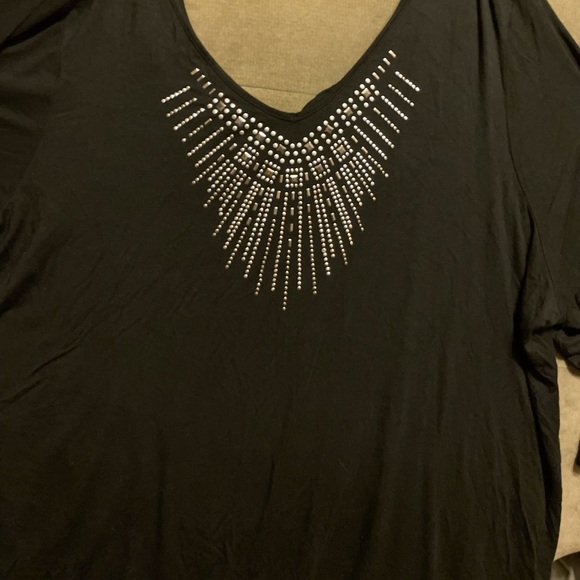 Black silverish design cutout back top - Picture 1 of 3